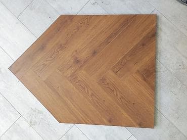 Taxta görünüşlü döşəmə paneli – “balıqquyruğu” (herringbone) naxışlı