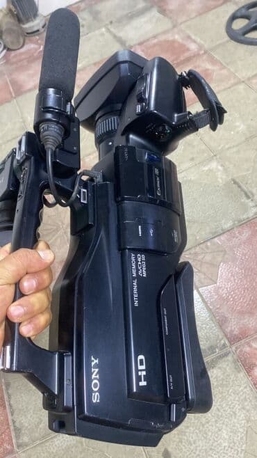 Sony HD videokamera Xüsusiyyətlər: - Peşəkar çiyin tipli korpus, üst
