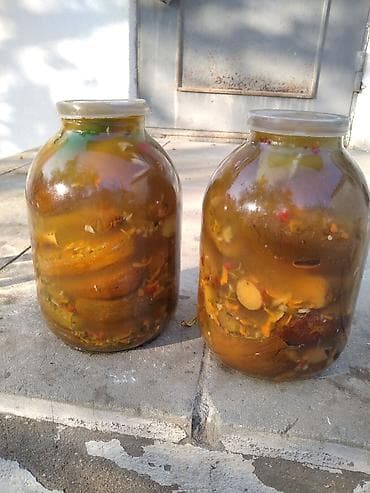 ağ badımcan: Bankada ev üsulu turşu assortisi - 3 litrlik şüşə bankada. - Tərkibdə — 3
