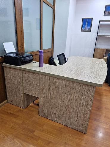 Ofis dəst mebeli: Ağ masa 120 manat Qəhvəyi masa 115 manat Şkaf 250 Aşağı yerləri — 8