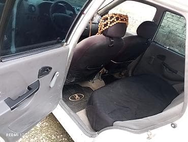 lexus rx 350: Ağ rəngli sedan, şəhərdaxili sürüş üçün praktik və qənaətcil — 9