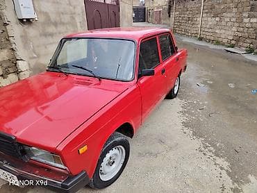 06 lada: VAZ 2107, qırmızı rəng, 4 qapı, sedandır. Mexaniki ötürmə, arxa — 5