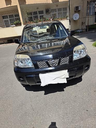 Nissan X-Trail, qara rəng, şəhər və yolsuzluq üçün rahat