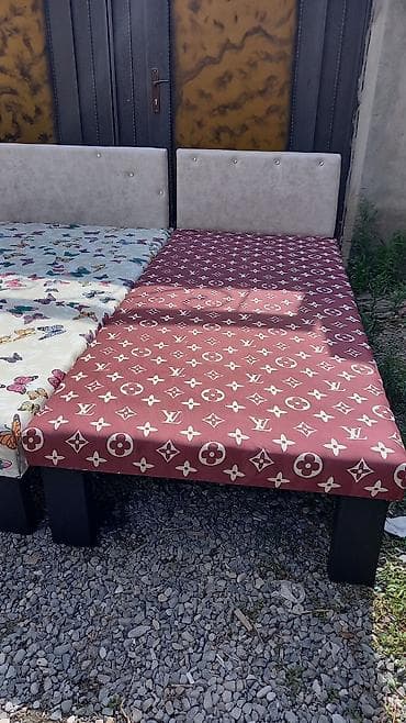 Сборка мебели: 1 nəfərlik çarpayılar 60 manat.2 nəfərlik taxt 110 manat .çatdırılma — 4