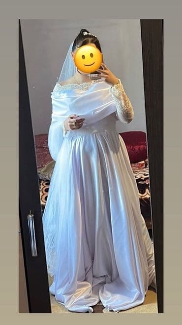 Gəlinlik – klassik ağ rəngdə, romantik üslubda. - Üst hissə: Atlas