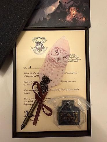 birinciler lenti: Harry potter yazi desti Qutu tərkibi: - Tük formalı dip qələm — 3