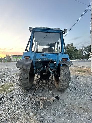 pajero təkəri: Kənd təsərrüfatı işləri üçün kabinalı traktor. Mavi rəngli, klassik — 3