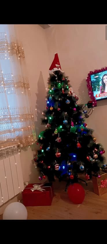 yolka ağacları: Yolka ağacı – tam bəzədilmiş dəst - Rəng: tünd yaşıl, sıx şaxəli süni — 3