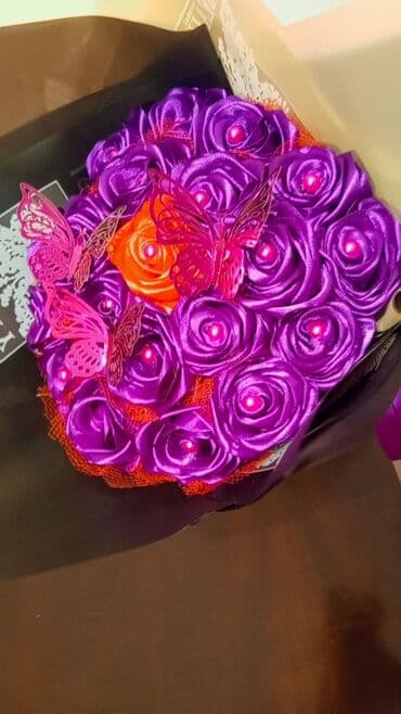 gul bayrami sekiller: Lentdən solmayan güllər bənövşəyi rəngli, 21 ədədli gül buketi 14 — 8