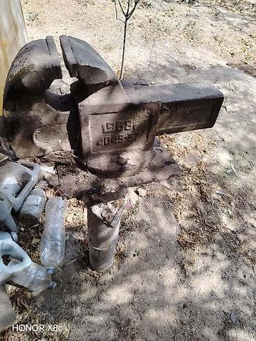 Ağırgövdəli metal işləri üçün tezgah məngənə - Material: Döküm polad
