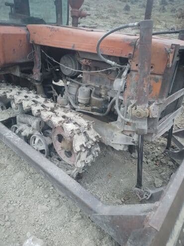 Paletli buldozer/traktor - Model: DT-75 (gövdə üzərində “Т-75/DT-75”