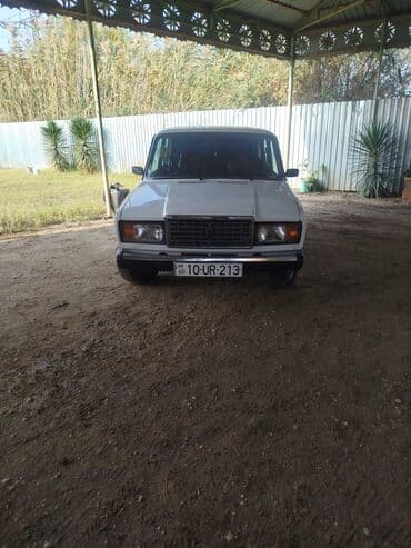 sprinter oturacaqlar: VAZ 2107 sedan, ağ rəng. Klassik kuzov dizaynı, xrom ön barmaqlıq və — 1