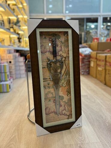 Qablı dekorativ xəncər tablo - Çərçivə: tünd qəhvəyi taxta effektli