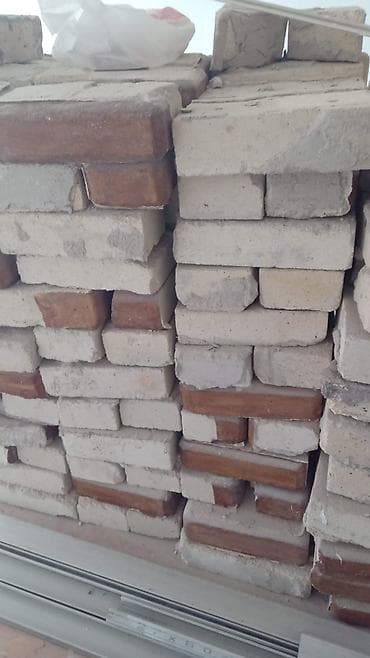Перила: Bişmiş kərpic - 150 ədəd. 1 ədəddin giyməti 1 azn Продается жженный — 1