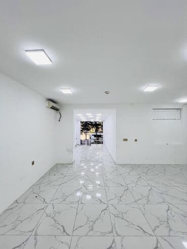 3D panellər: Obyekt icareye verlir Yol kənarın insanların gəlişli gedişli yerinde — 2