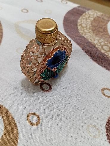 qizil muncuqlar: Bəzəkli ətir/kölon şüşəsi - Material: şəffaf, qabırğalı şüşə gövdə; — 2