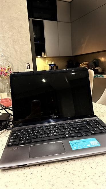 Sony VAIO noutbuk – E Series Xüsusiyyətlər: - Ekran: 15.5" (təxmini)