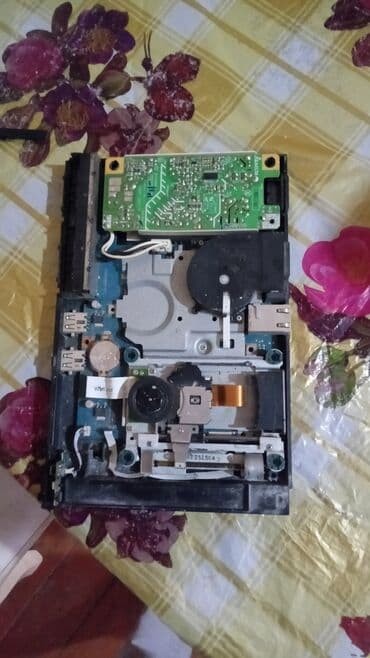 PlayStation 2 konsolu, əsasən qara rəngdədir. Şəkillərdən birində lalafo.az -da PlayStation 2 konsolu, əsasən qara rəngdədir. Şəkillərdən birində
