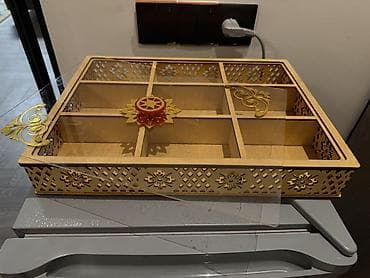 sandık: Açıq şüşə qapaqlı, taxta materialdan hazırlanmış dekorativ bölməli — 1