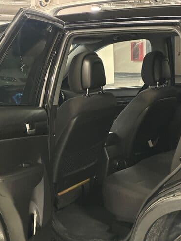 kreditle maşin: Qara rəngdə olan Kia Sorento avtomobilinin salonu. Sükan dəri örtüyə — 6
