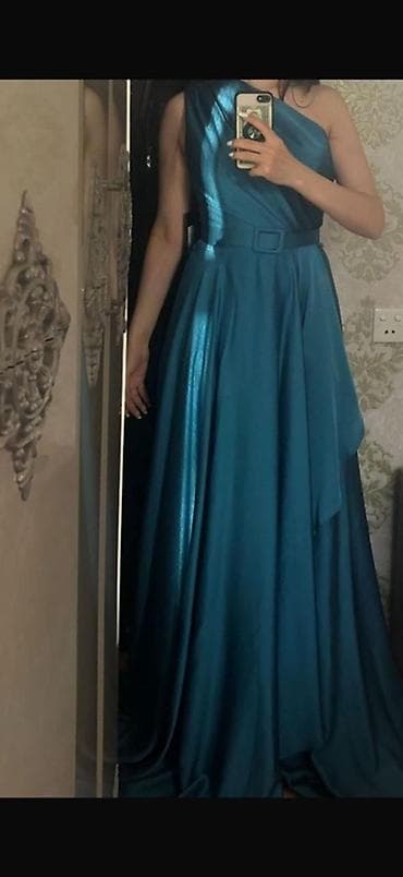 - Zərif ziyafət libası, tünd firuzə rəngi. Bir çiyinli kəsim — 1