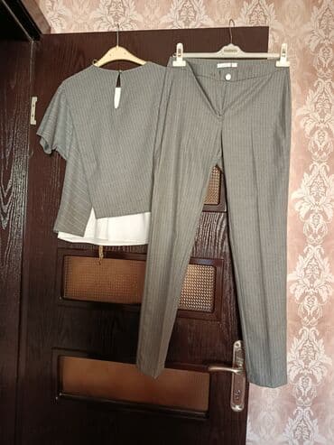 Qadın klassik dəst – boz rəngli incə zolaqlı. - Üst: dairəvi yaxalı