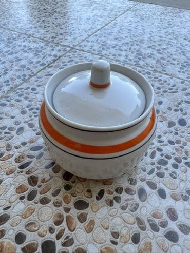 бетонный башмак для забора: Bu, ağ rəngli, narıncı və qara zolaqlarla bəzədilmiş, silindrik — 2