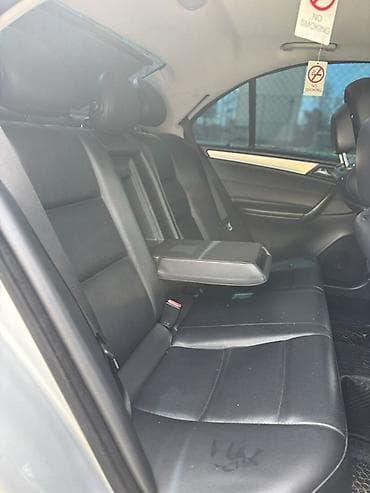 qirmizi 07: Mercedes-Benz C-Class: 2.5 l | 2006 il Sedan — 10