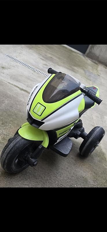 Uşaq üçün elektrikli üçtəkərli motosiklet - Model üzərində yazılar — 2
