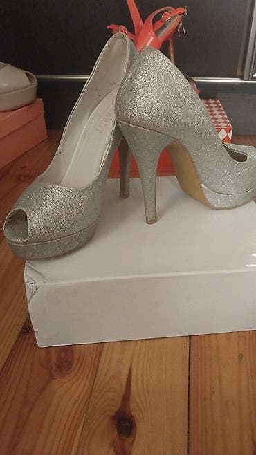 ilham eliyev saati: Gümüşü rəngdə, parlaq materialdan hazırlanmış bu hündürdaban — 1