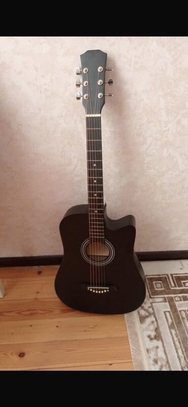 BYD: Salam Akustik gitara təcili satılır,üstündə kapo,çantası falan hamsı — 1