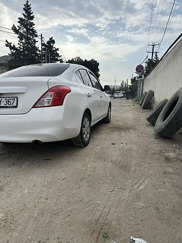 on suse: Nissan Sunny sedan – ağ rəng, 4 qapı, arxa baqaj spoyleri ilə. Praktik — 2