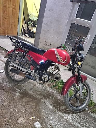 electric moped: Qırmızı rəngli şəhər tipli motosiklet - Yanacaq çəni və gövdə — 1