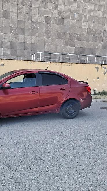 yan guzgu s: Chevrolet Aveo sedan – qırmızı rəng, 4 qapı. Texniki və komfort — 6