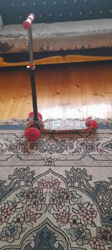 skuterlər uşaqlar ucun: Uşaq skuterı - Üç təkərli quruluş: ön hissədə iki, arxada bir təkər – — 2