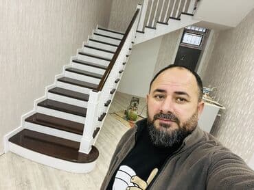 söküntü taxtalar: Taxta pilləkən, ağ rəngdə dirəkləri və qəhvəyi rəngdə pillələri ilə — 8