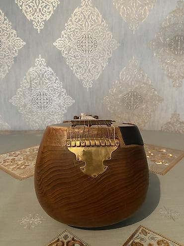 musiqi aleti: Tar gördüyünüz kimi çox gözel veziyyetdedi Azerbaycanda iki 3 denedi o — 3