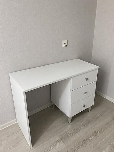 Üç qapili şkaf ve yazi masası Şkaf 250 manat Uzunluqu 185 İçi 50 Eni