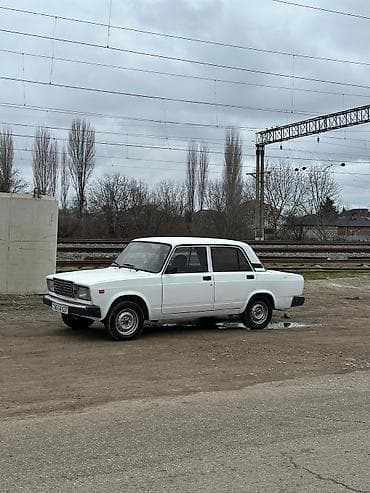 planeta 5: VAZ 2107 sedan – ağ rəng, 4 qapı, arxa ötürücülü klassik model — 4