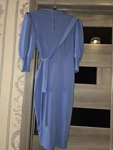 Zərif dizaynlı, mavi rəngdə qolsuz deyil, üçdörddəbir şişkin qollu