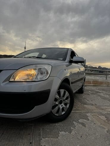 Kia Rio hatchback, gümüş rəng. - Kuzov: 5 qapılı, kompakt hatchback