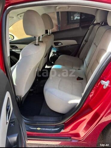 turbo az qız maşınları: Chevrolet Cruze sedan – RS paketli, qırmızı rəng. - Kuzov: 4 qapılı — 2