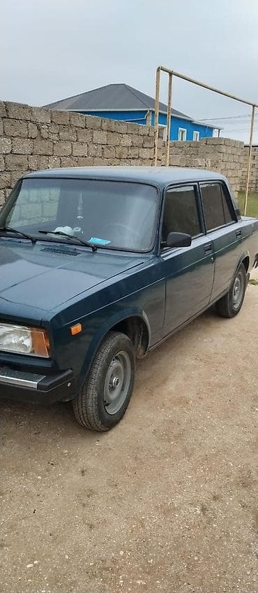 vaz 2107 benzin nasos: Lada 2107 model avtomobil, tünd göy rəngdə. Dörd qapılı sedan kuzova — 1
