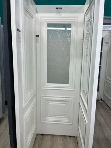 межкомнатные двери из мдф: Ağ rəngdə, şüşəli, daxili qapı. Bu qapı, klassik dizaynı ilə seçilir — 1