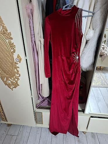 dəri geyim: Qırmızı məxməri gecə/libas. - Material: yumşaq məxmər, bədənə — 2