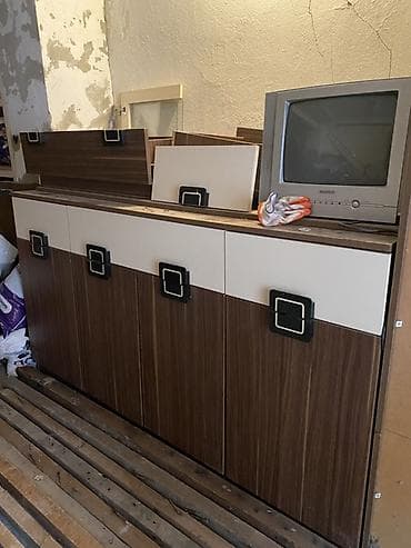 Düz TV altlığı, Polkalı, Laminat