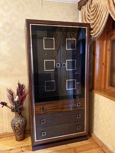 dirnaq yonan aparat: Şüşəli dolab vitrini — 1