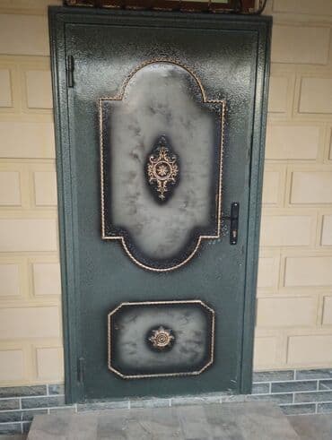 Metall qapı və PVC pəncərə dəsti - Qapı: dekorativ naxışlı, metal