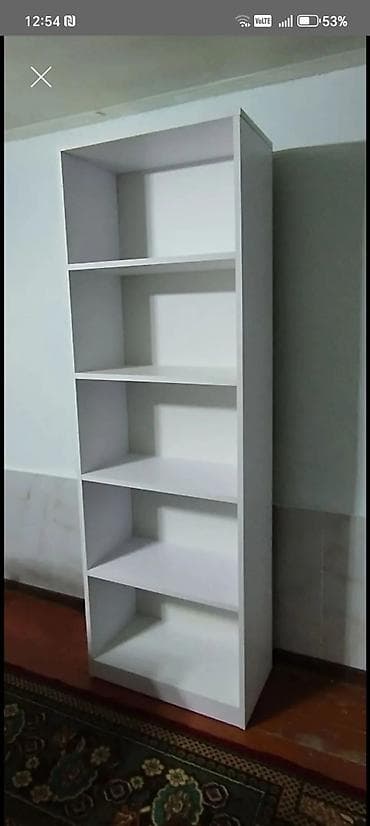 ev dekorları: Ağ rəngdə, sadə və zərif dizaynlı açıq rəfli kitab şkafı. - Üst-üstə — 1