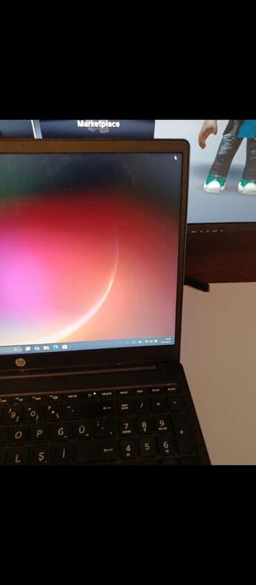 Masaüstü kompüterlər və iş stansiyaları: HP noutbuk alt tarafında küçük bir çatlak vardır ama hiç bir — 9